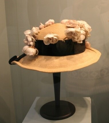 На первом плане - летняя шляпа вел.кн. Татьяны. Фирма W. Bertrand. 1913 год.