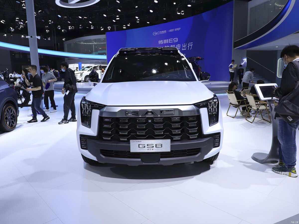 На фото: кроссовер GAC GS8 в туристической спецверсии на автосалоне в Шанхае