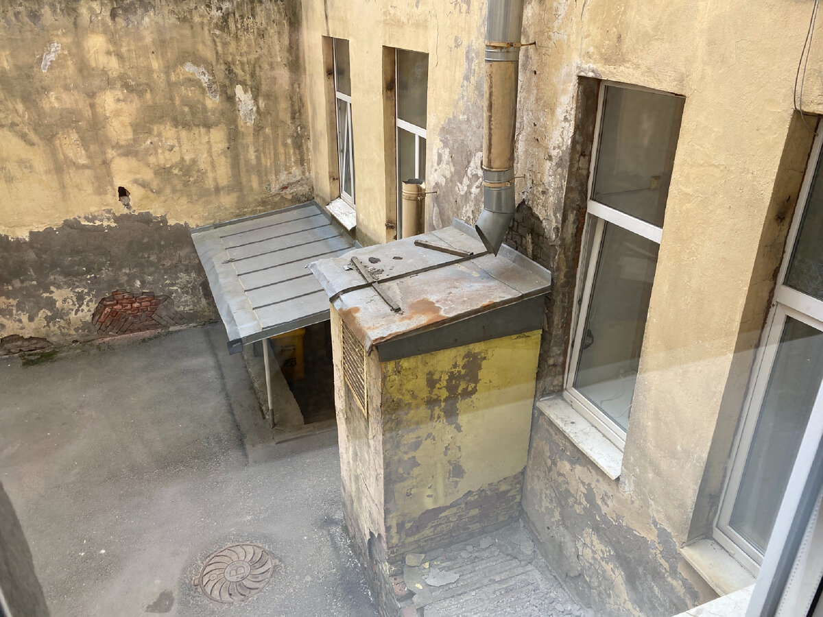 Фото получилось сделать только из окна, двор закрыт для посторонних