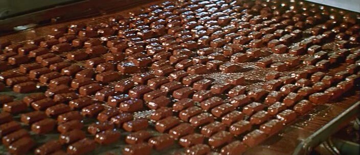 Мотив обманчивой внешности подчёркивается вкусом главной героини - все мужчины норовят одарить её сладостями, в то время как сама она "лучше любит селёдку" 