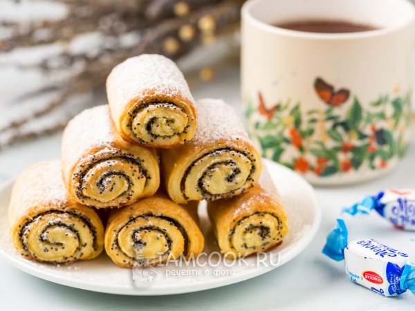 Напекли много маленьких рулетиков😋 Тесто творожное, а внутри - маковая начинка