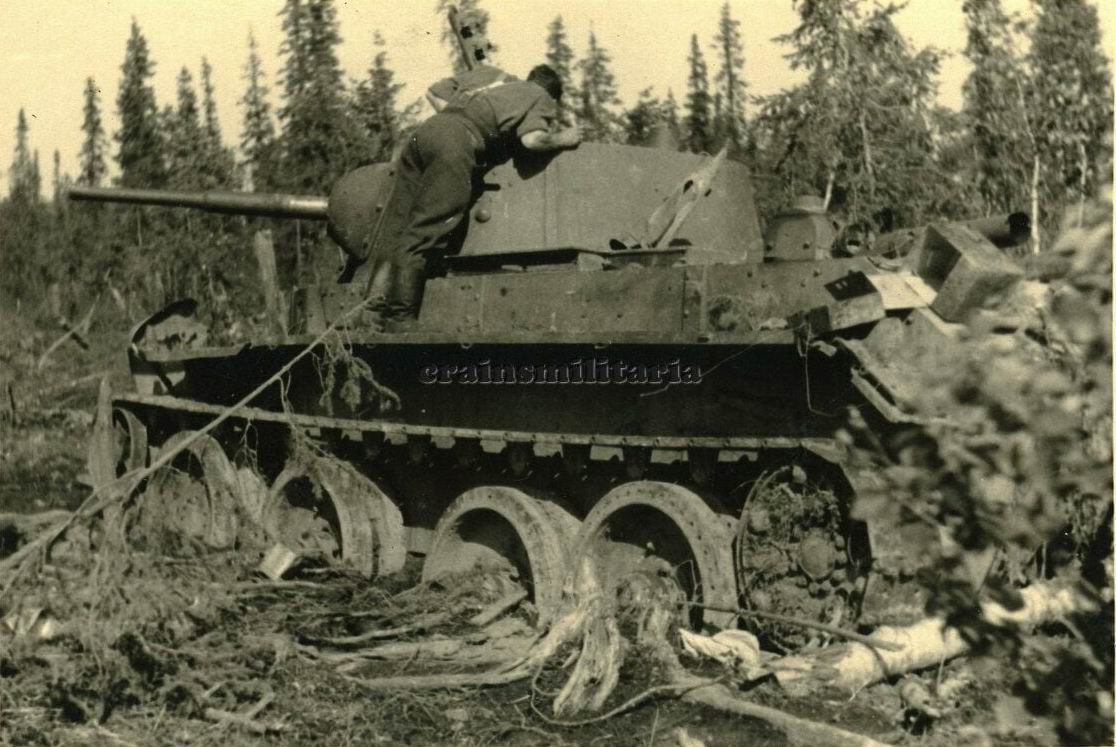 Подбитый БТ-7 из состава 1 тд 1 мк. Хотя я бы даже сказал - застрявший в болоте, а потом подбитый.