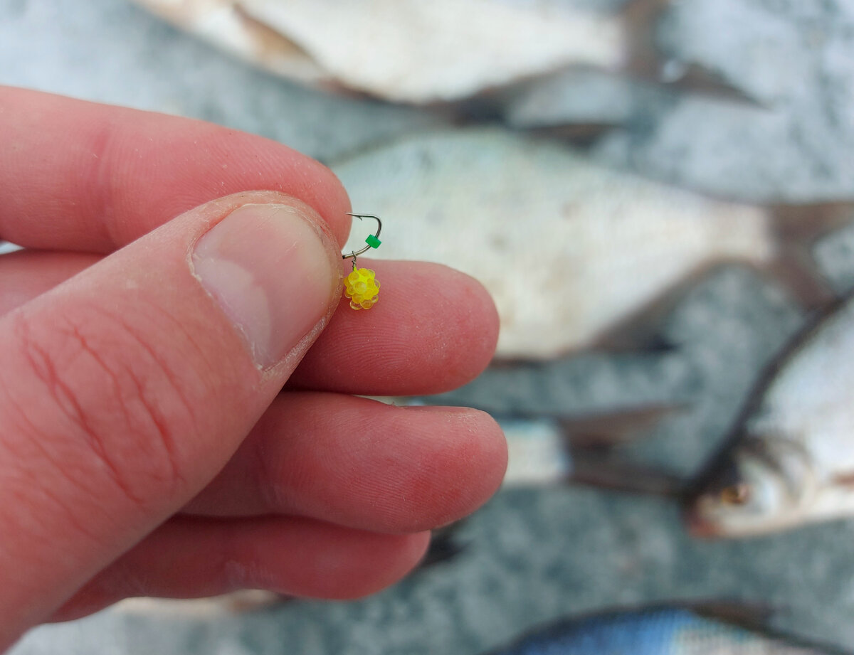 Подвеска "икрянка" на крючке мормышки