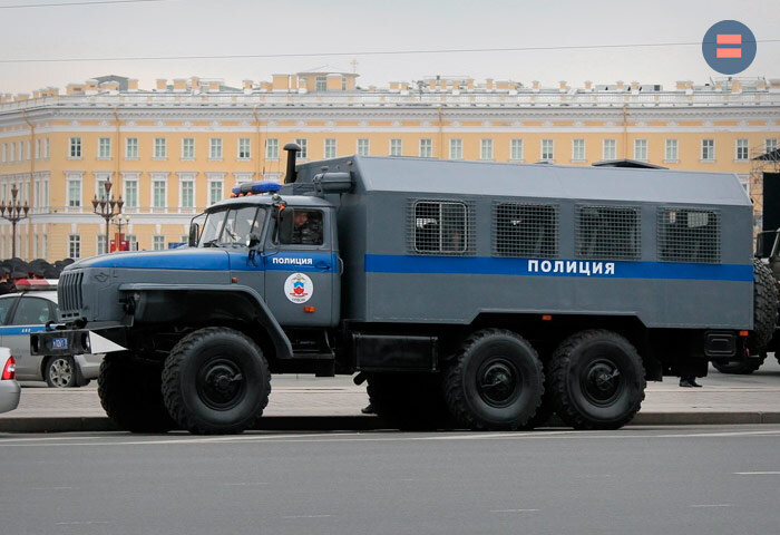 В Екатеринбурге автозак с пятью задержанными перевернулся при ДТП