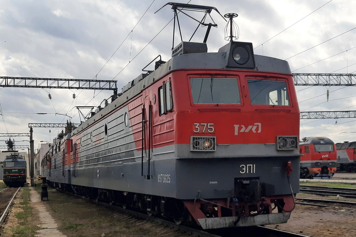 ЭП1 - 375 стоит в депо.