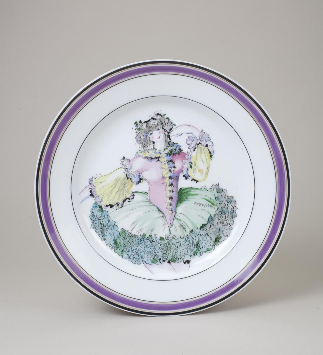 Тарелка "Коломбина". 1922. Роспись надглазурная полихромная. Размеры: 3,8*25,1 см. Собрание Эрмитажа. Предмет поступил в 2002-м году. Передан в составе коллекции Музея Фарфорового завода. Инв. номер Мз-С-3165. Изображение взято из каталога Эрмитажа. Листайте галерею вправо.