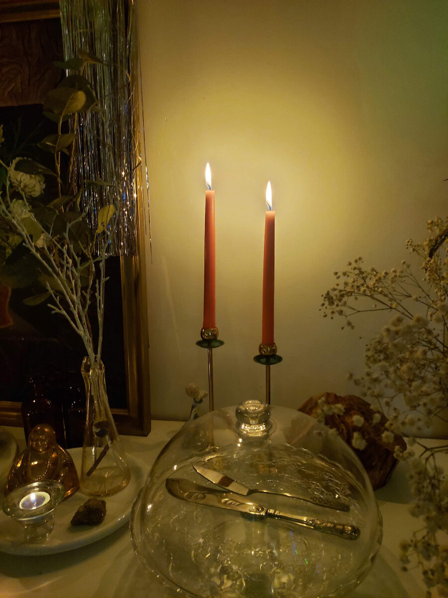 Мы всегда стремимся создать в своём доме атмосферу из детства. Его лучшую версию. Я не понимаю, как это работает, но где бы я ни жила, постепенно все мои жилища пропитываются духом сталинки... 