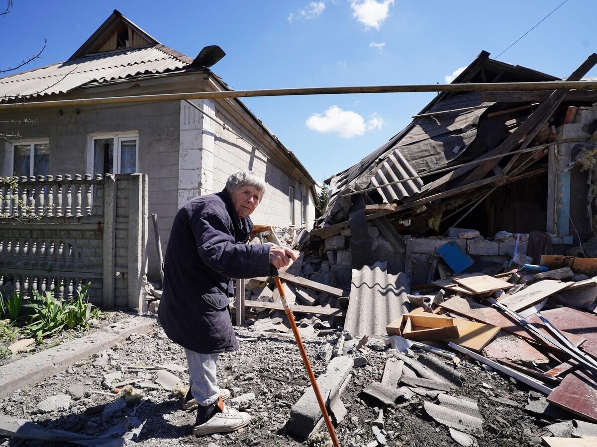    Женщина у жилого частного дома, разрушенного в результате обстрела Донецка со стороны ВСУ© РИА Новости / Сергей Батурин