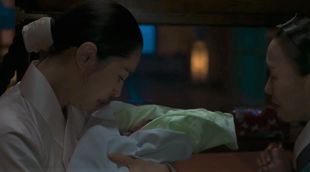 Последний взгляд на дочь перед её высылкой из дворца.