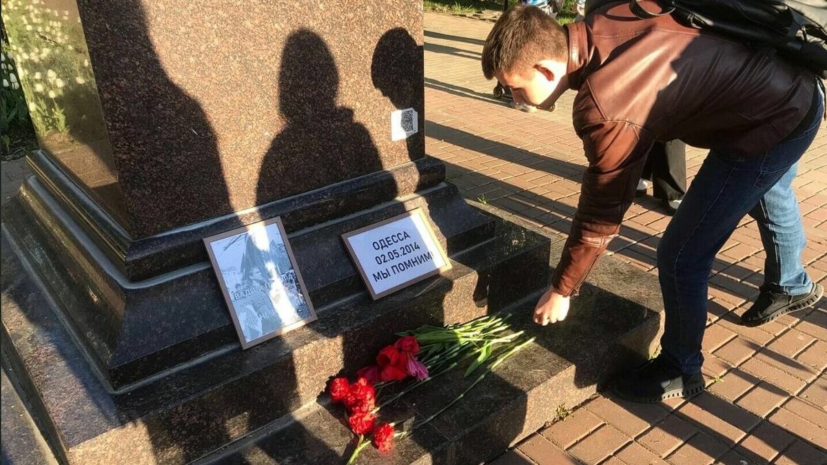 В белгороде гибнут люди. Мемориал фотографии. Доска памяти погибших. Возложение цветов к памятнику погибшим.