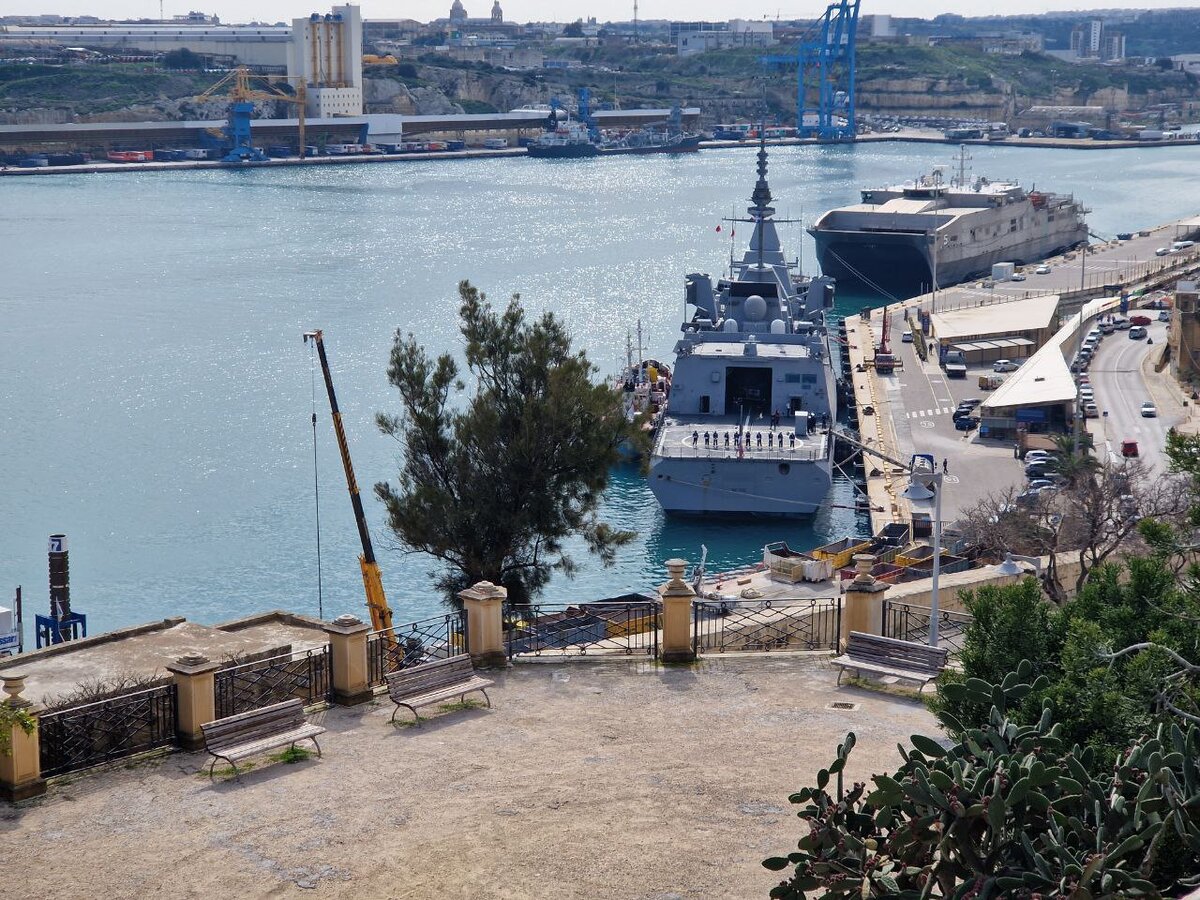 Сразу два натовских корабля, причём, один из них - катамаран. Обратите внимание, на другом построение команды. Пришвартовались со стороны Валлетты, значит надо пополнить запасы и заправиться.