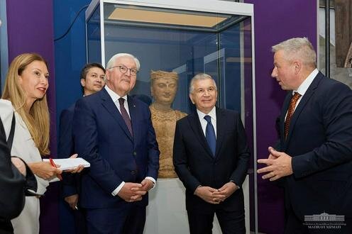 Франк-Вальтер Штайнмайер и Шавкат Мирзиёев в галерее Джеймса Симона. Фото с сайта president.uz