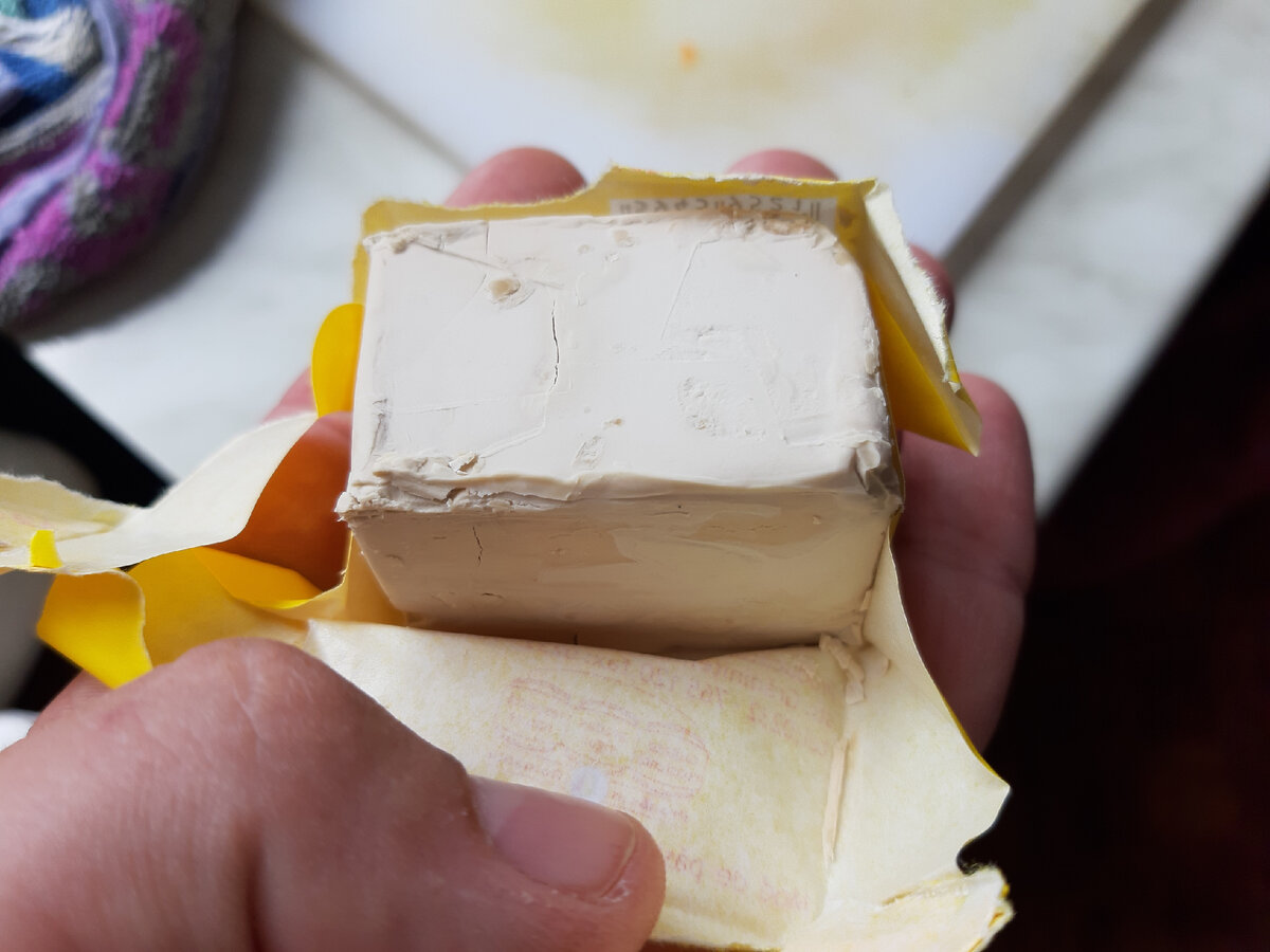 Свежие прессованные дрожжи (хлебопекарные).