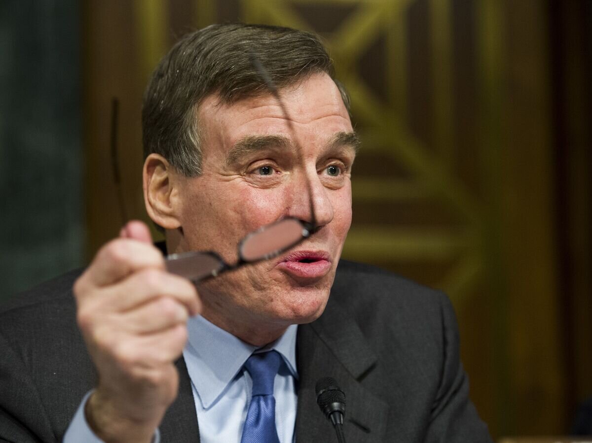    Замглавы спецкомитета по разведке США Марк Уорнер произносит вступительную речь, где содержатся обвинения в адрес России© AP Photo / Cliff Owen