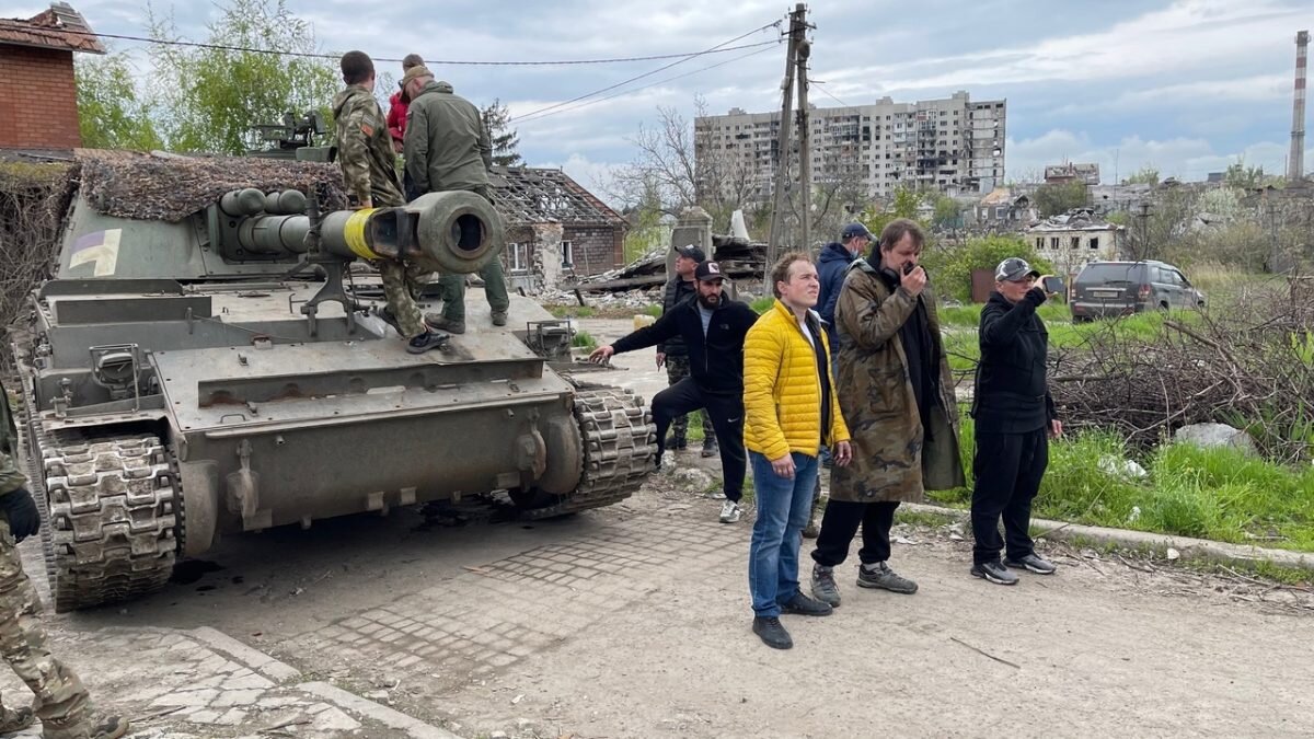    Съёмки идут на улицах Мариуполя, где все осталось таким, как было во время боев Ольга Севрюгина