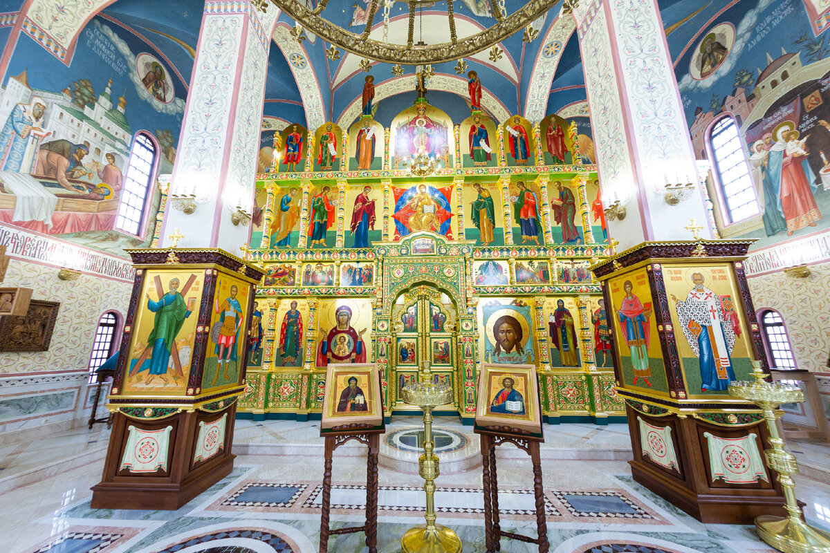 Комплексное оформление храма Даниила Московского в Грозном (иконостас, иконопись, росписи, киоты, престол, жертвенник, полы по нашим эскизам). Работа мастерской "Палехский Иконостас"