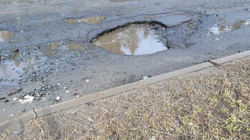     В Петрозаводске из-за разбитой дороги жители одного из микрорайонов рискуют лишиться возможности выезжать за его пределы. Своим беспокойством они делятся в социальных сетях.