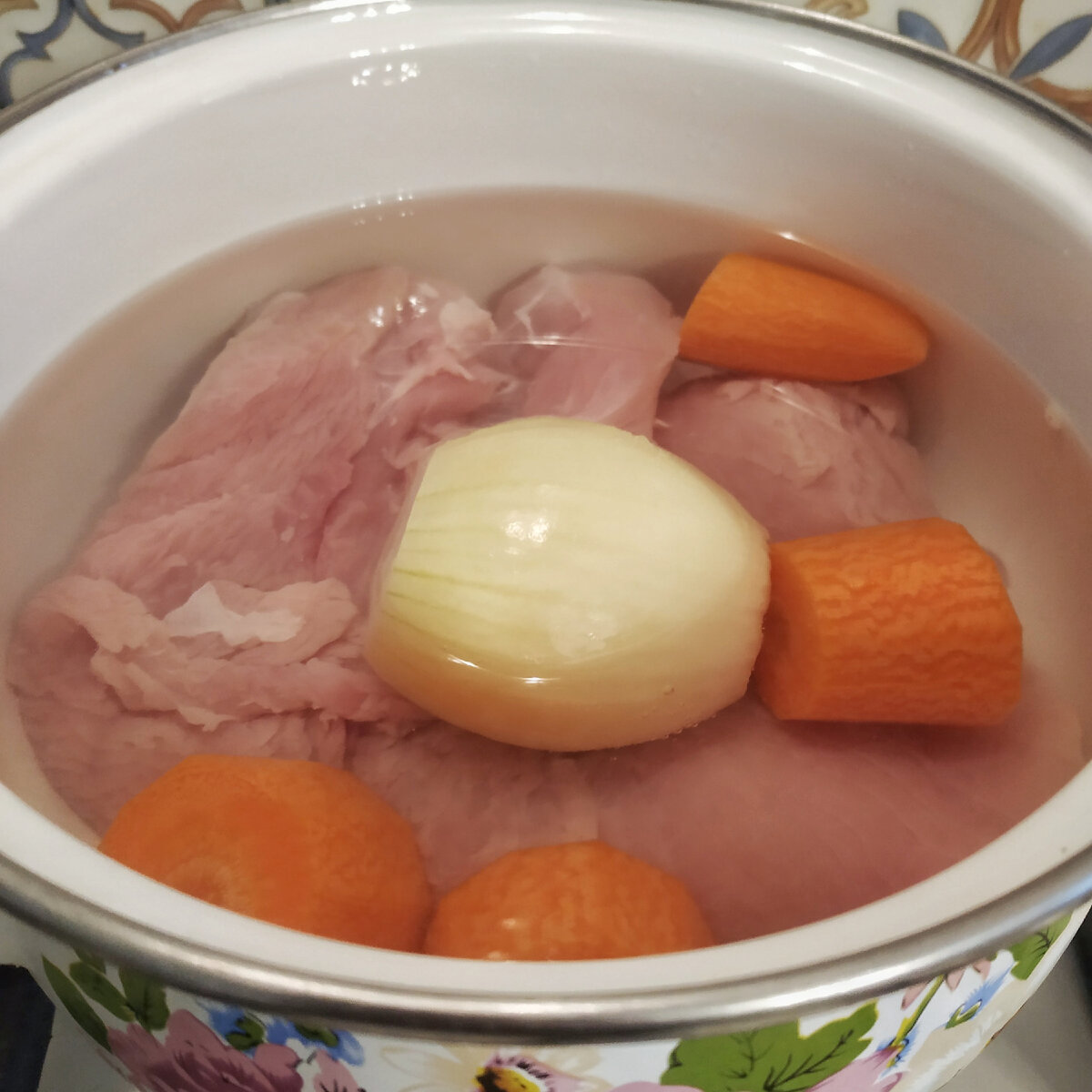 Варим индейку, лук и морковку до готовности