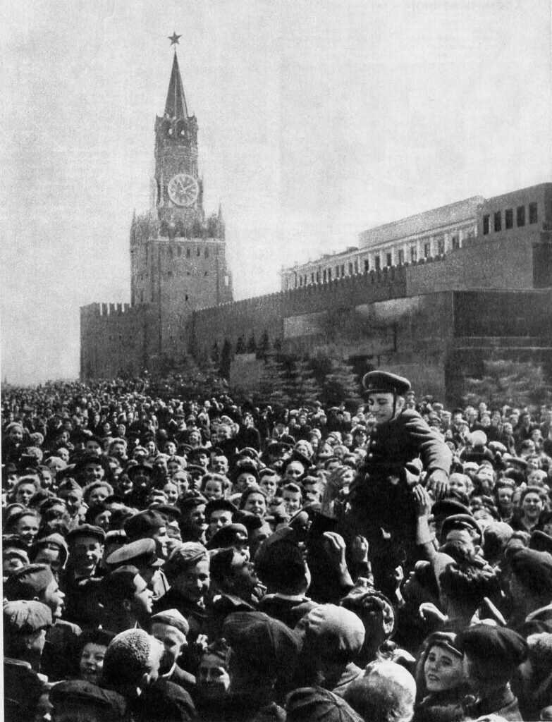 Празднование дня победы 1945. Победа 9 мая 1945 года. Победы на красной площади в 1945 году. Красная площадь в 1945 г. Кадры Победы 1945 Москва.