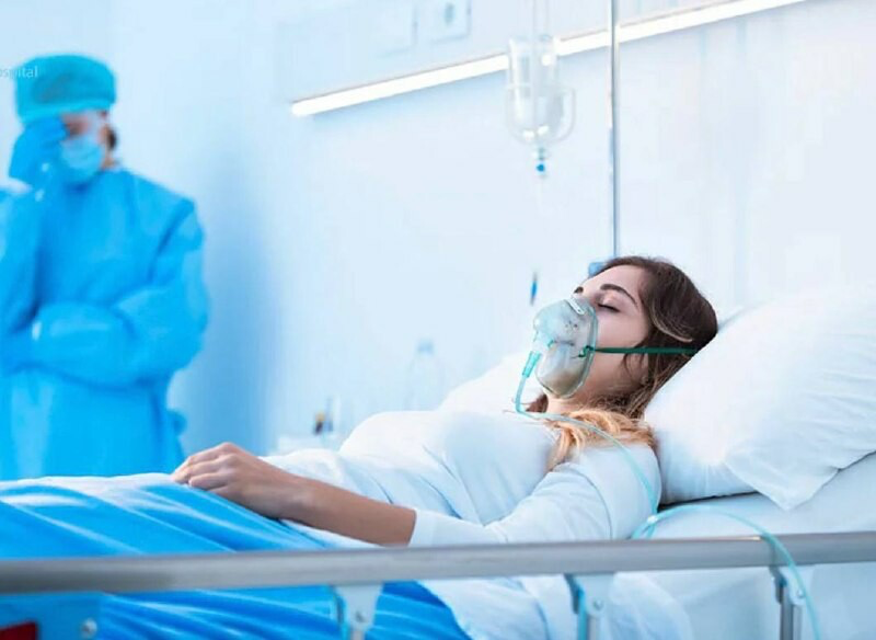 Приходит больной больницу. Девушка лежит в реанимации. Девушка в кислородной маске в больнице.