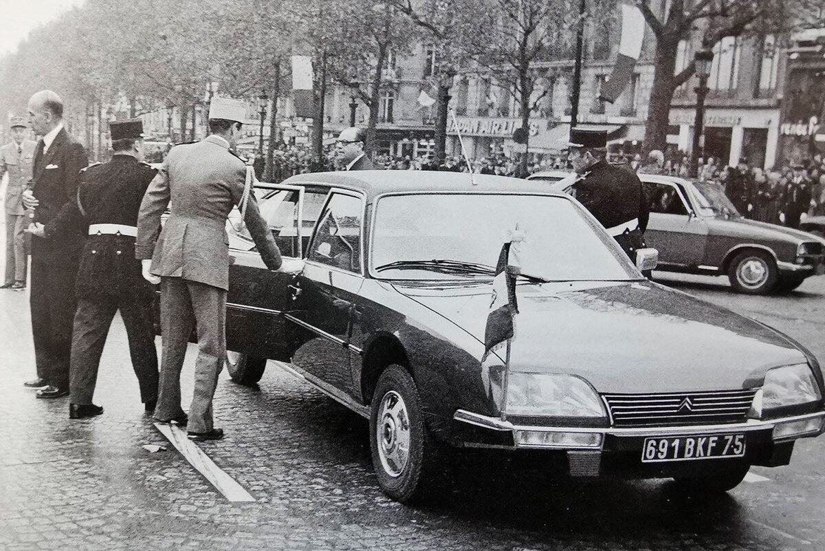    Citroen CX Prestige Cent в президентском кортеже   
Citroen