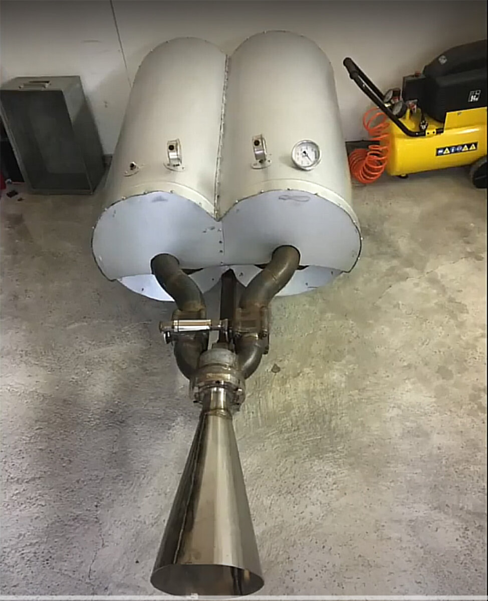 Резервуар с перегретой водой и сопло- вот и весь двигатель