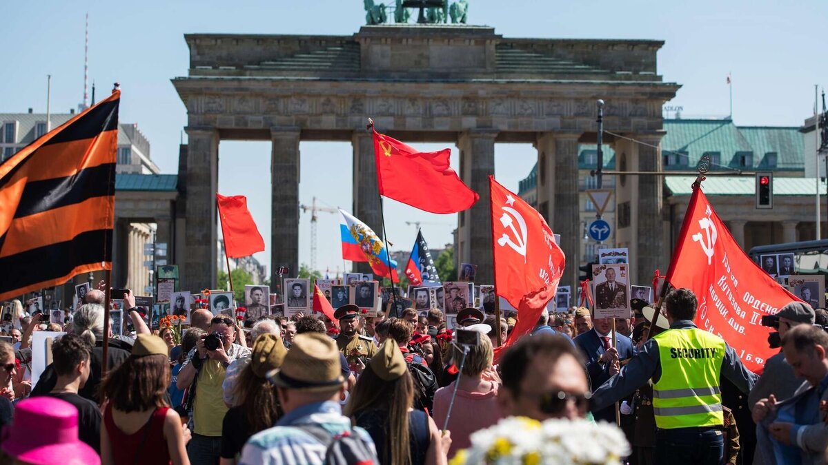 from https://sputnik.by/20230507/v-berline-snyali-zapret-na-demonstratsiyu-flagov-i-simvolov-rossii-8-i-9-maya-1075283071.html#pv=g%3D1075283071%2Fp%3D1075283150