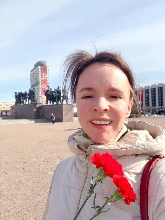 Всю жизнь прихожу на эту площадь 9 мая. В память о своем детстве и старших родственниках. В этот же день и начала писать статью. Фото из личного архива, май 2023
