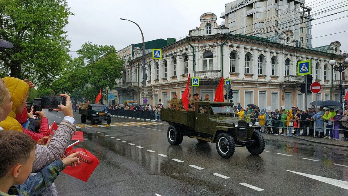 Невероятно много людей пришли посмотреть парад - и это несмотря на холодную и дождливую погоду
