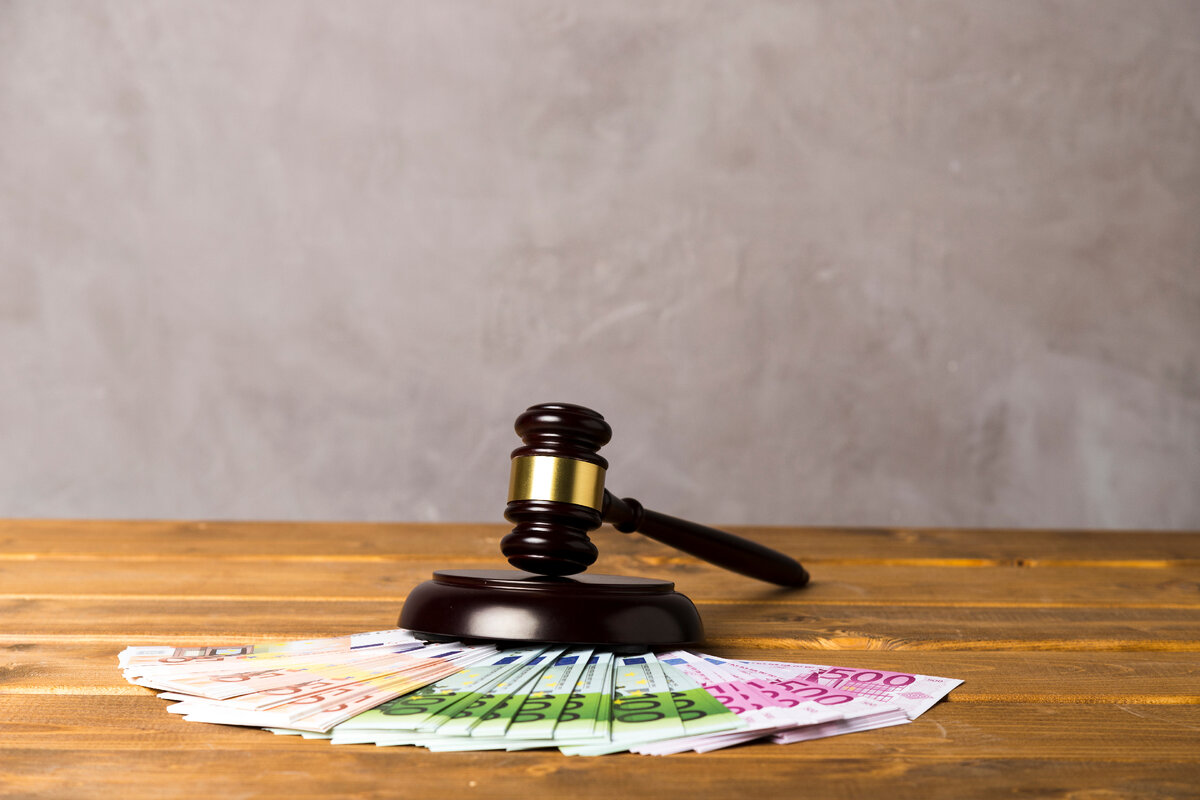 Изображение от <a href="https://ru.freepik.com/free-photo/assortment-with-judge-gavel-and-euro-banknotes_5128259.htm#query=%D1%86%D0%B5%D0%BD%D0%B0%20%D0%B8%D1%81%D0%BA%D0%B0%20%D0%B2%20%D1%81%D1%83%D0%B4&position=1&from_view=search&track=ais">Freepik</a>