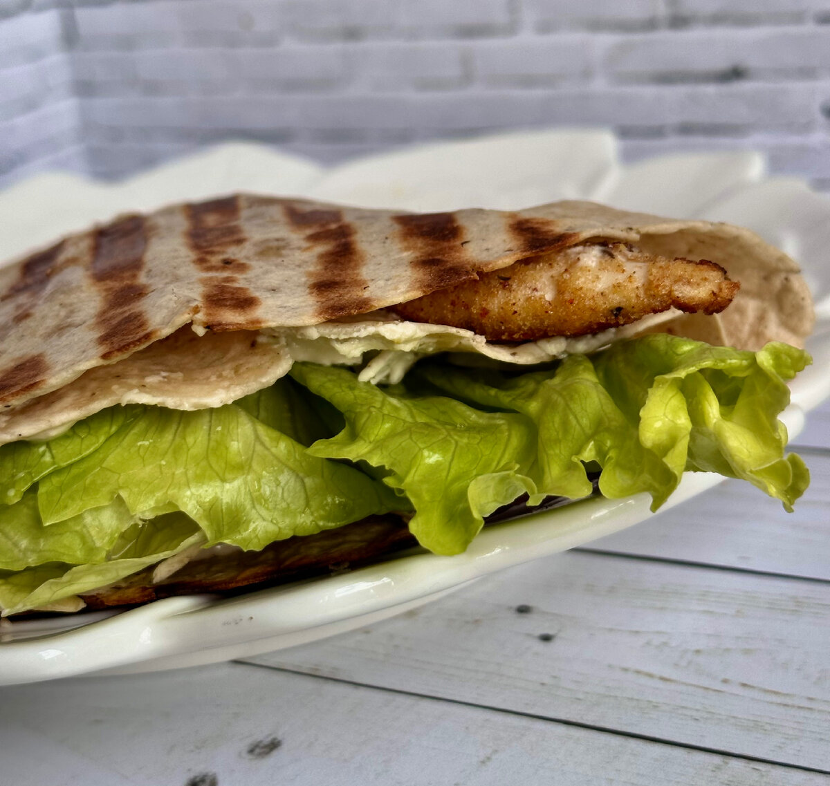 Такие можно приготовить на завтрак или перекус; взять с собой на пикник, на работу, в дорогу…Сэндвич можно слегка поджарить на гриль сковороде, чтоб сыр расплавился или не делать этого, а прям так есть. В любом варианте это топчик.👌🏾