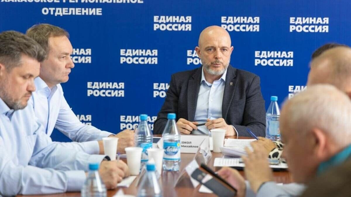     В Хакасии «Единая Россия» выдвинула Сергея Сокола на предварительное голосование для выдвижения на выборах губернатора Хакасии.