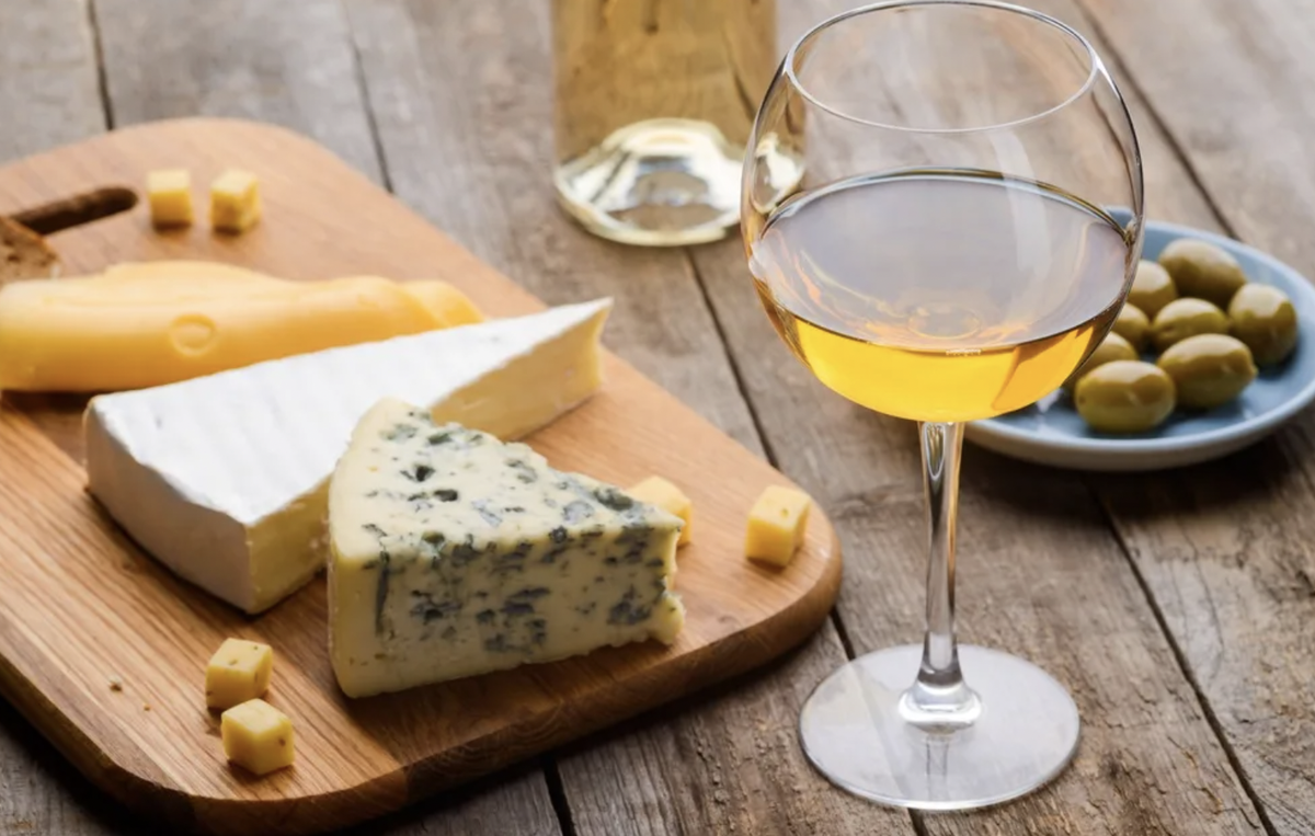 Белое вино к сыру. Сыр с плесенью и вино. Вино сыр оливки. Сыр с белой плесенью и вино. Сыр с плесенью к вину.