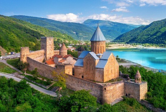    Комплекс крепости Ананури в Грузии