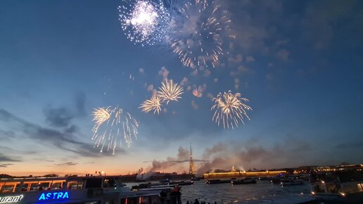 Салют в честь дня Победы с борта теплохода в Санкт-Петербурге.