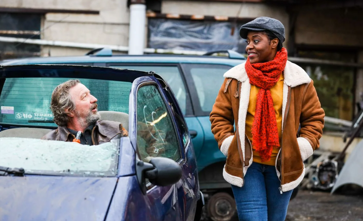 Кадр из сериала Убийство ей к лицу / Le crime lui va si bien 2021