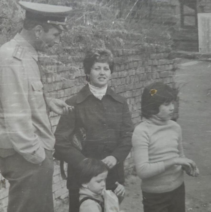 Папа, мама, сестра и внизу я. Где-то 1981-й год. Мы проездом в Ростове-на-Дону, едем на постоянное место жительства в Краснодар, куда перевели папу. В Ростове мы познакомились с семьей военного коменданта — папиным коллегой. С тех пор наши семьи связывает многолетняя дружба. 