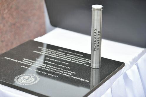 Капсула под строительство завода «Алтын Тулпар Унаа Курулуш». Фото пресс-службы правительства Кыргызстана