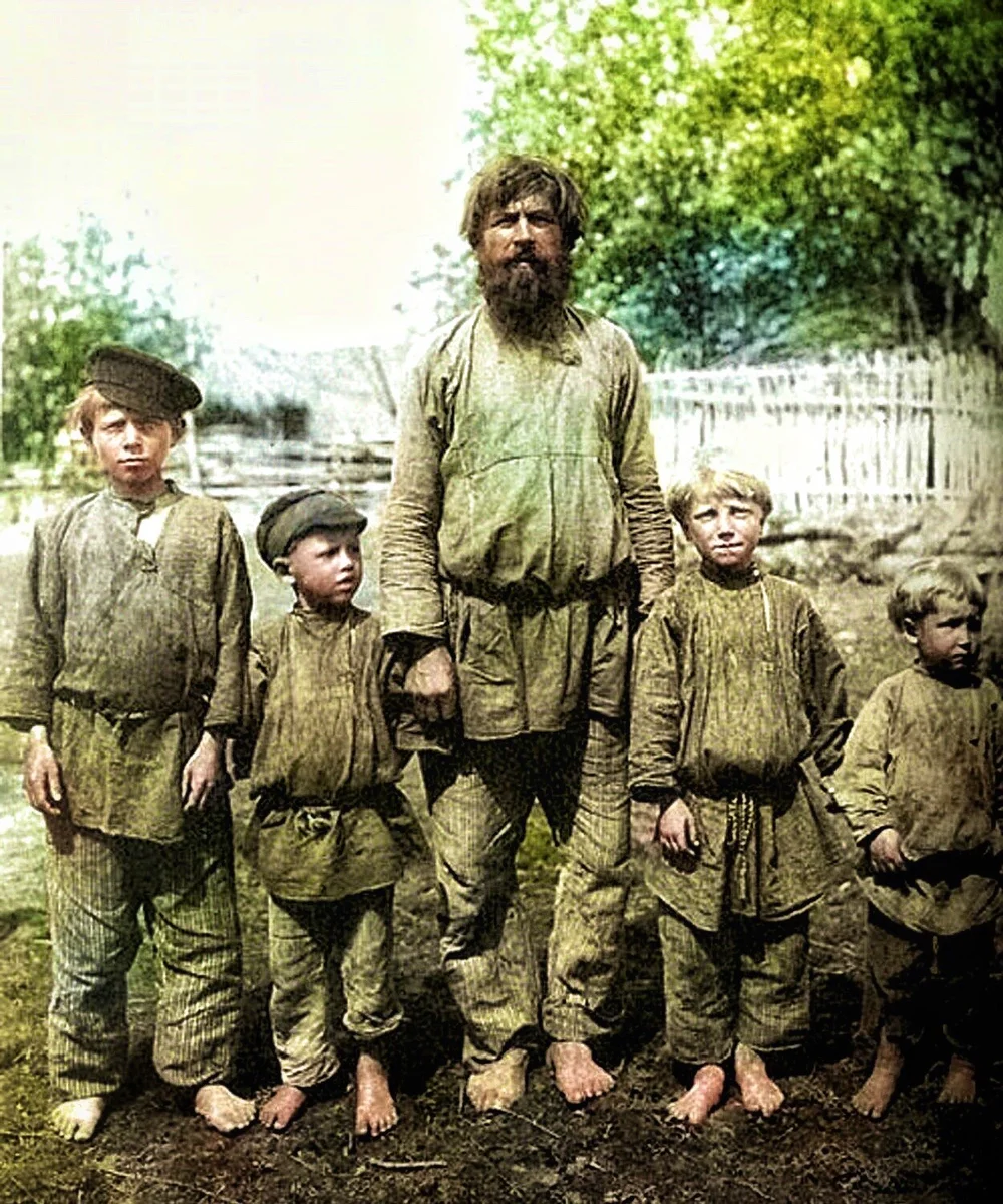 Отец и сыновья босые, из крестьянских низов. 1903 год.  