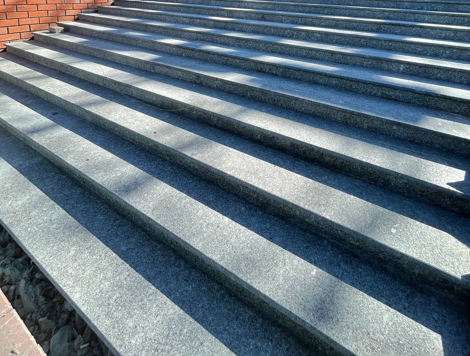 Наш проект - лестница из гранита Tan Brown для ТЦ