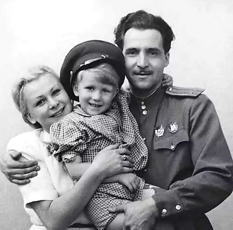 Валентина Серова с сыном Анатолием и Константином Симоновым