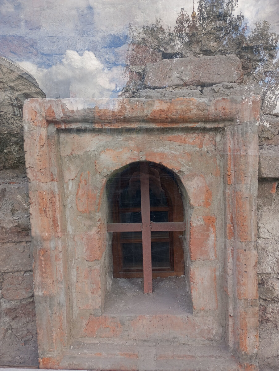 Это самое старое окно Варварки. В здании Английского двора оставили неоштукатуренным историческое окно. 