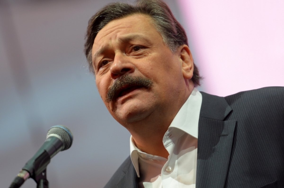    Уехавший из России актер Назаров получал 200 тысяч рублей за выход на сцену