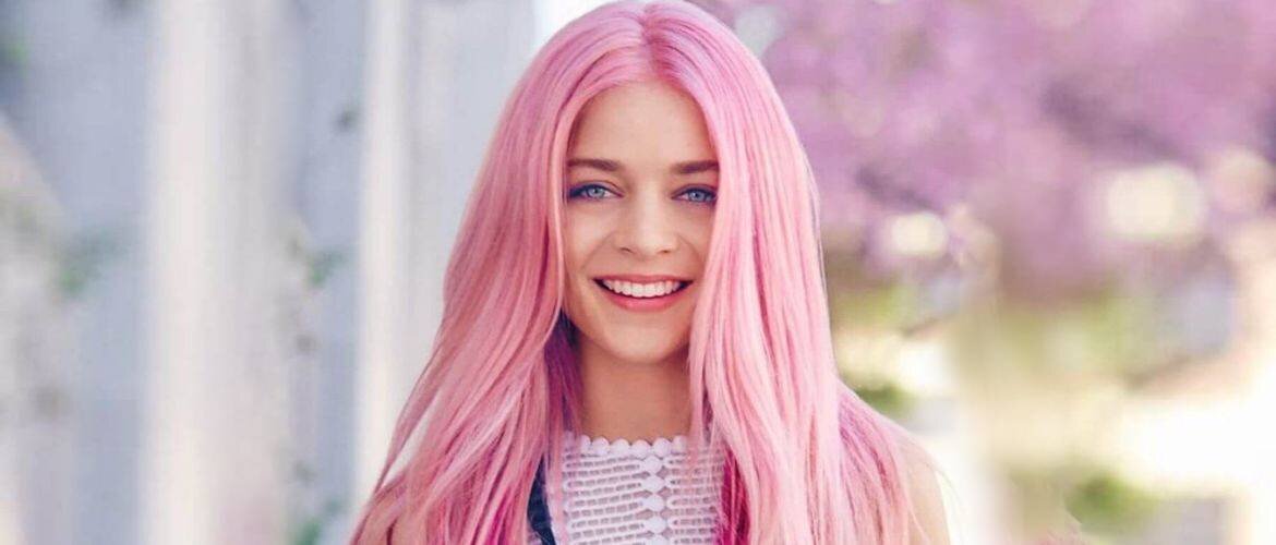 Покраска волос в розовый варианты для девочки. Розовый цвет волос для 50 женщин. Человек с самым необычным цветом волос. Розовый цвет волос приколы.