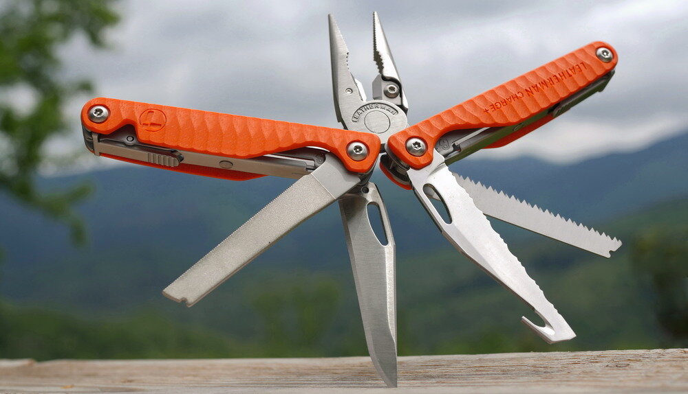 Крупные инструменты мультитула Charge Plus G10 в полураскрытом положении