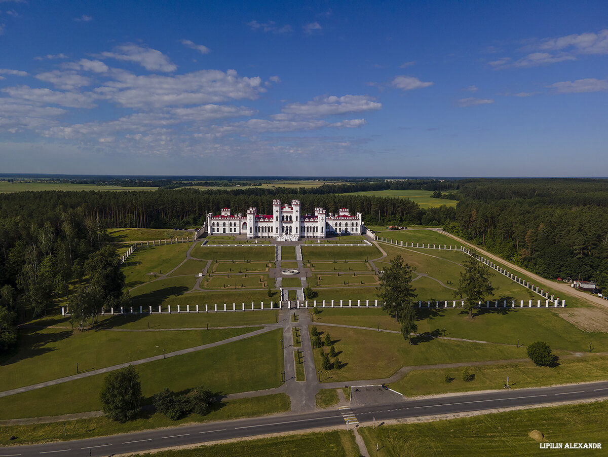 Замок Пусловских (также известен как Коссовский замок)  дворец, расположенный в Коссово в Беларуси. (GPS координаты:52.765556, 25.121784)