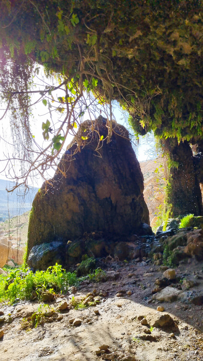 Внутри пещеры с источником (фото автора).