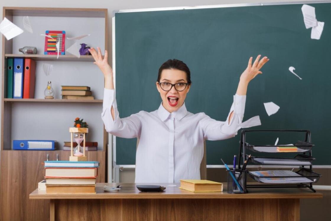    Девушка разбрасывает клочки бумаги:Freepik