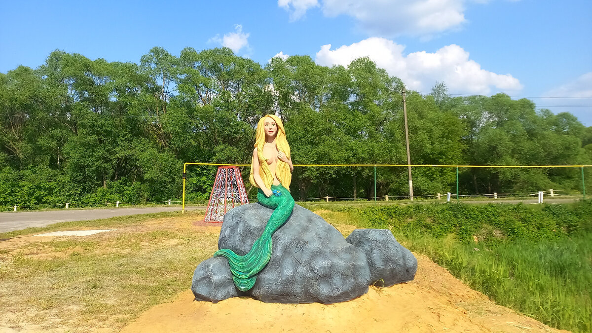 Русалка на деревенском пляже