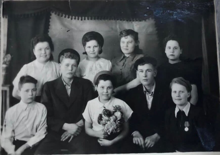 Слева направо, верхний ряд: сестры Вера, Елена, неизвестно, Анастасия. Нижний ряд: Вьюхин иван, неизвестно, сестра Валентина, неизвестно.